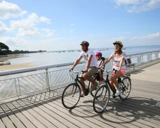 famille vélo plage